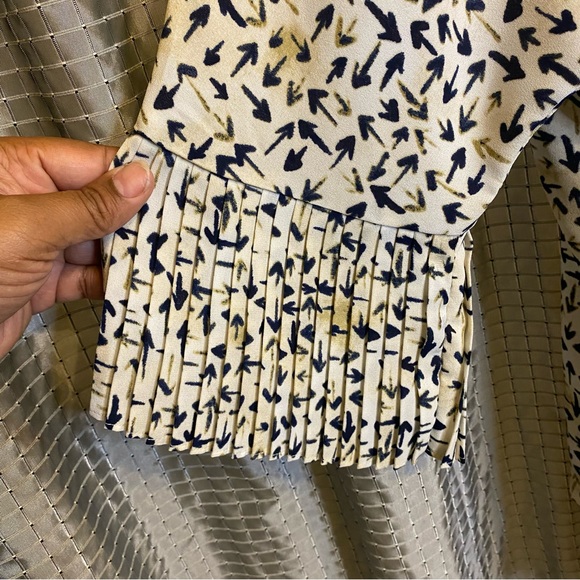 Sioni Blouse with Arrows and Pleated 3/4 Sleeves Small - Picture 4 of 6